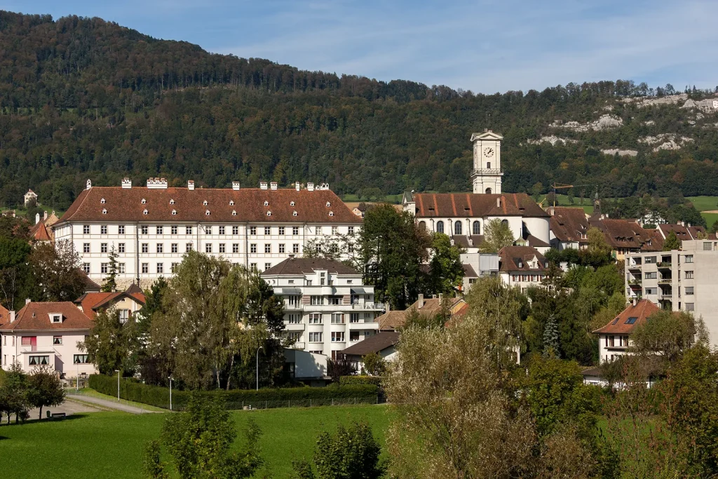 Château et église Saint-Marcel de Delémont, chef-lieu du Jura