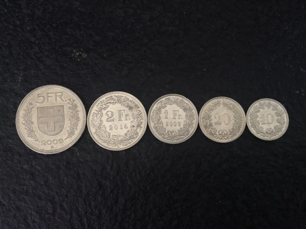 Pièces de monnaie en francs de différentes valeurs