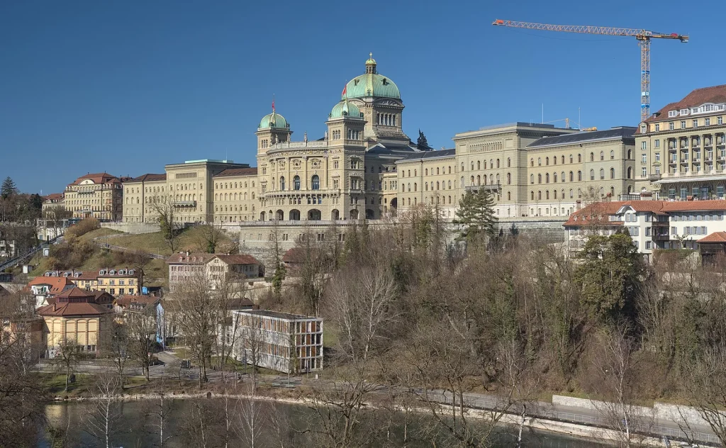 Le Palais fédéral de Berne au-dessus de l'Aar