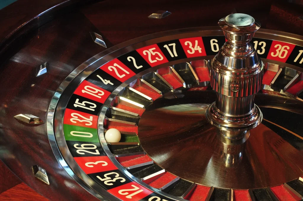 Gros plan sur un cylindre de roulette et sa bille