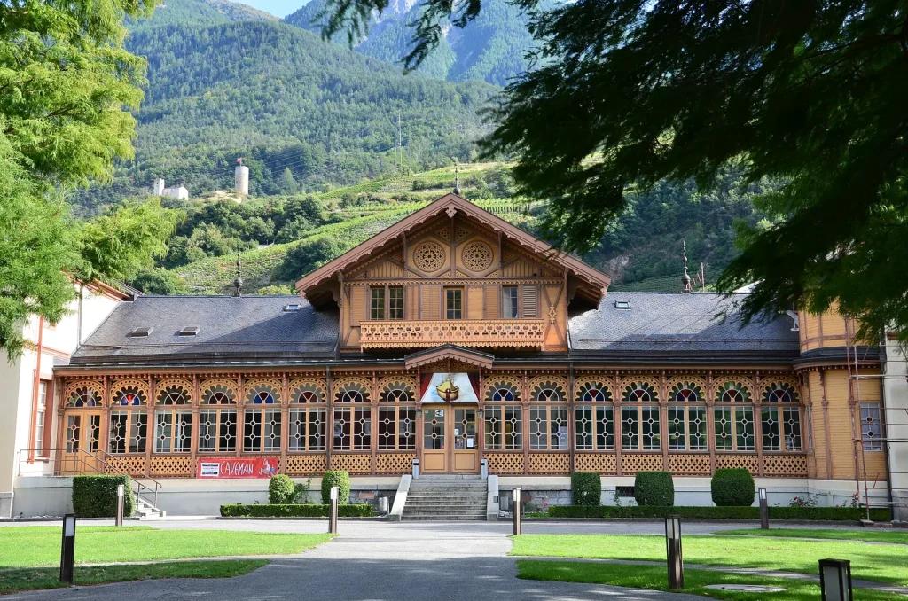Bâtiment historique de l'ancienne maison de jeu de Saxon en Valais