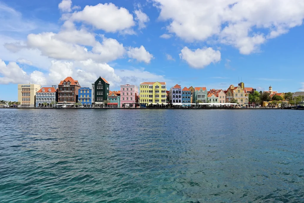 Façades colorées du Handelskade à Willemstad, Curaçao