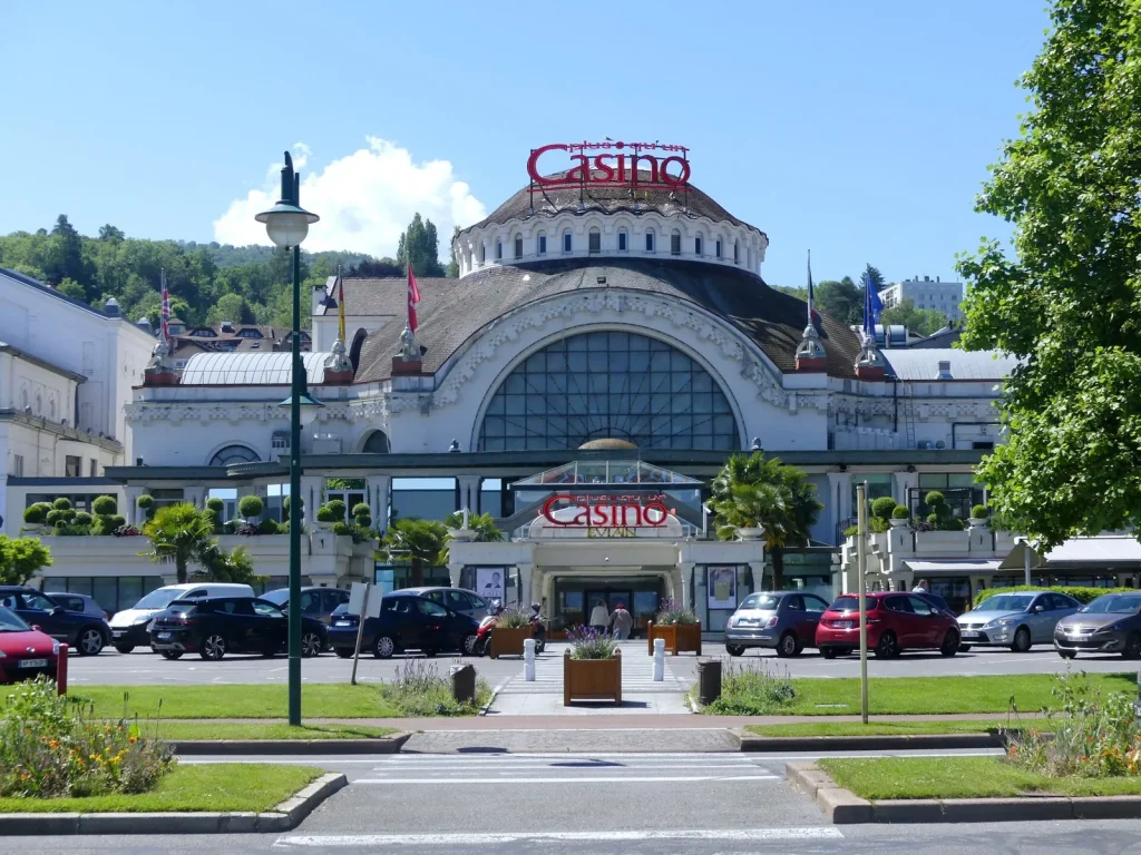 Le bâtiment à coupole d'Évian-les-Bains vu depuis les quais du Léman