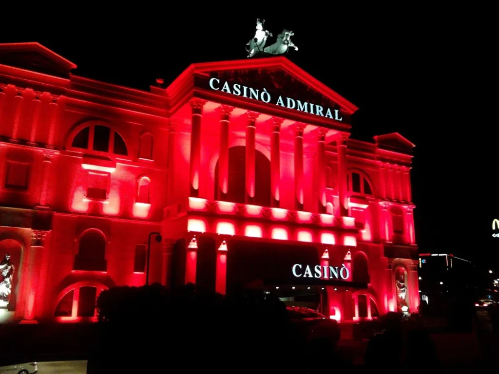 Façade illuminée de l'Admiral à Mendrisio au Tessin
