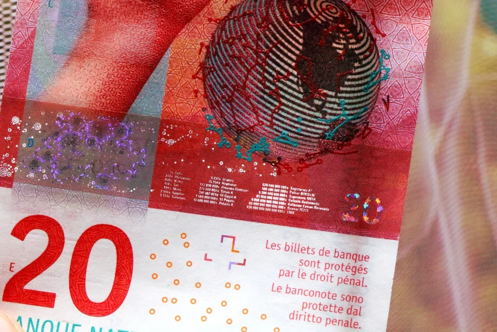 Détail en gros plan des micro-impressions d'un billet de 20 francs